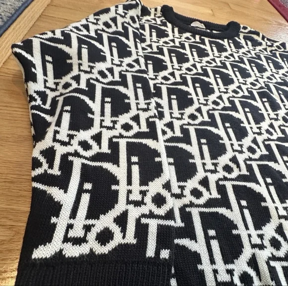 Black and White Patterned Sweater - Picture 3 of 7